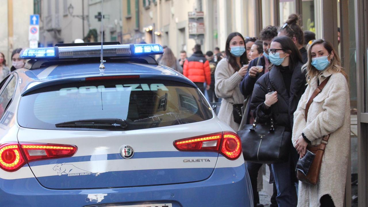 I controlli della polizia nel centro di Prato (foto Batavia)