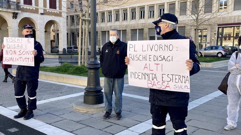 Vogliono assunzioni e indennità sui rischi, a Livorno la polizia municipale scende in piazza