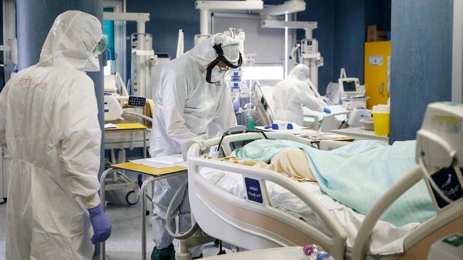 Troppi ricoveri, ospedali al collasso: sospesi gli interventi programmati