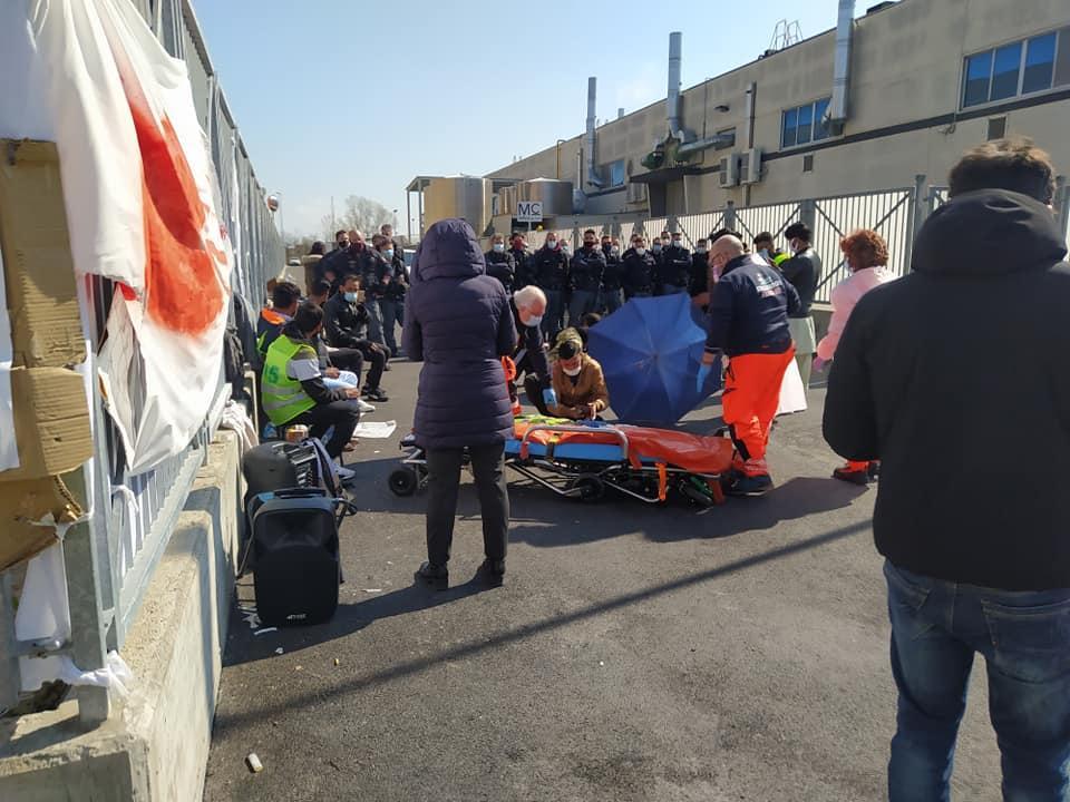 Uno scioperante soccorso dopo un intervento della polizia alla Texprint