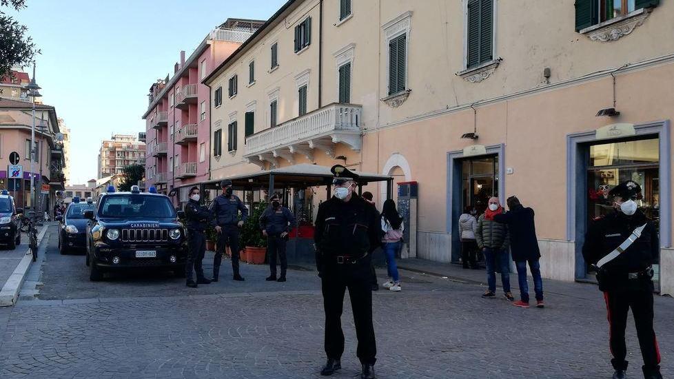 Più controlli in città Il vento forte scoraggia gli aperitivi