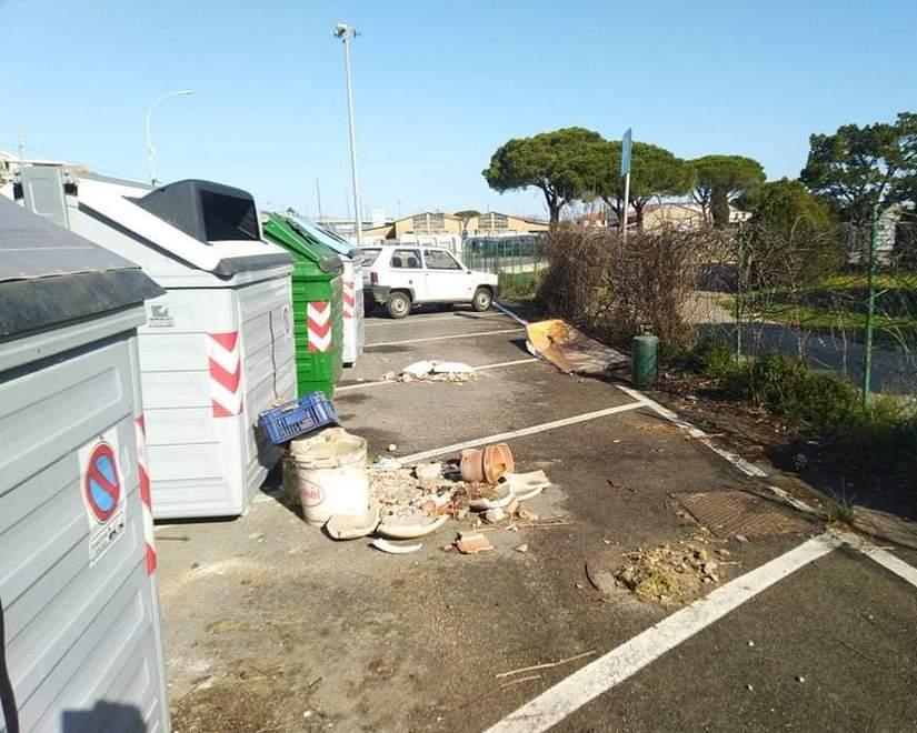 Cumuli di calcinacci bombole del gas e taniche piene d’olio L’invasione dei rifiuti 