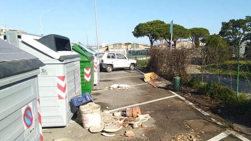 Cumuli di calcinacci bombole del gas e taniche piene d’olio L’invasione dei rifiuti