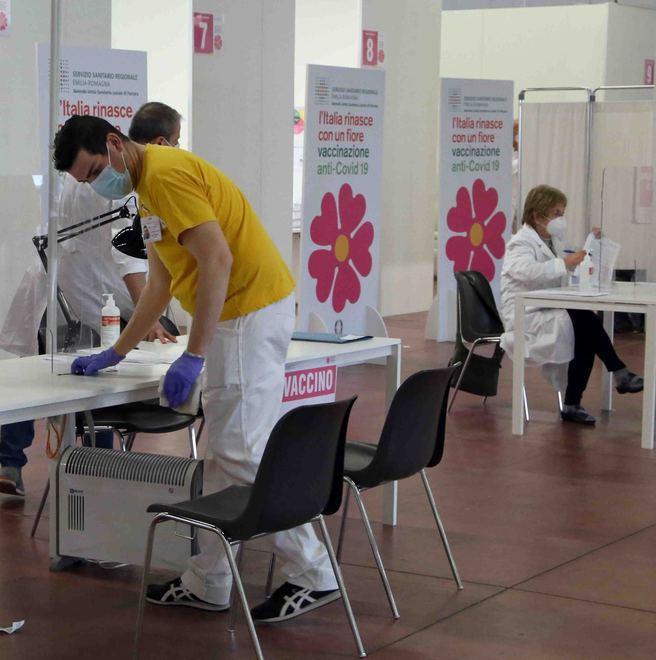 AstraZeneca, dopo lo stop sospesi centinaia di prenotati in tutto il Ferrarese