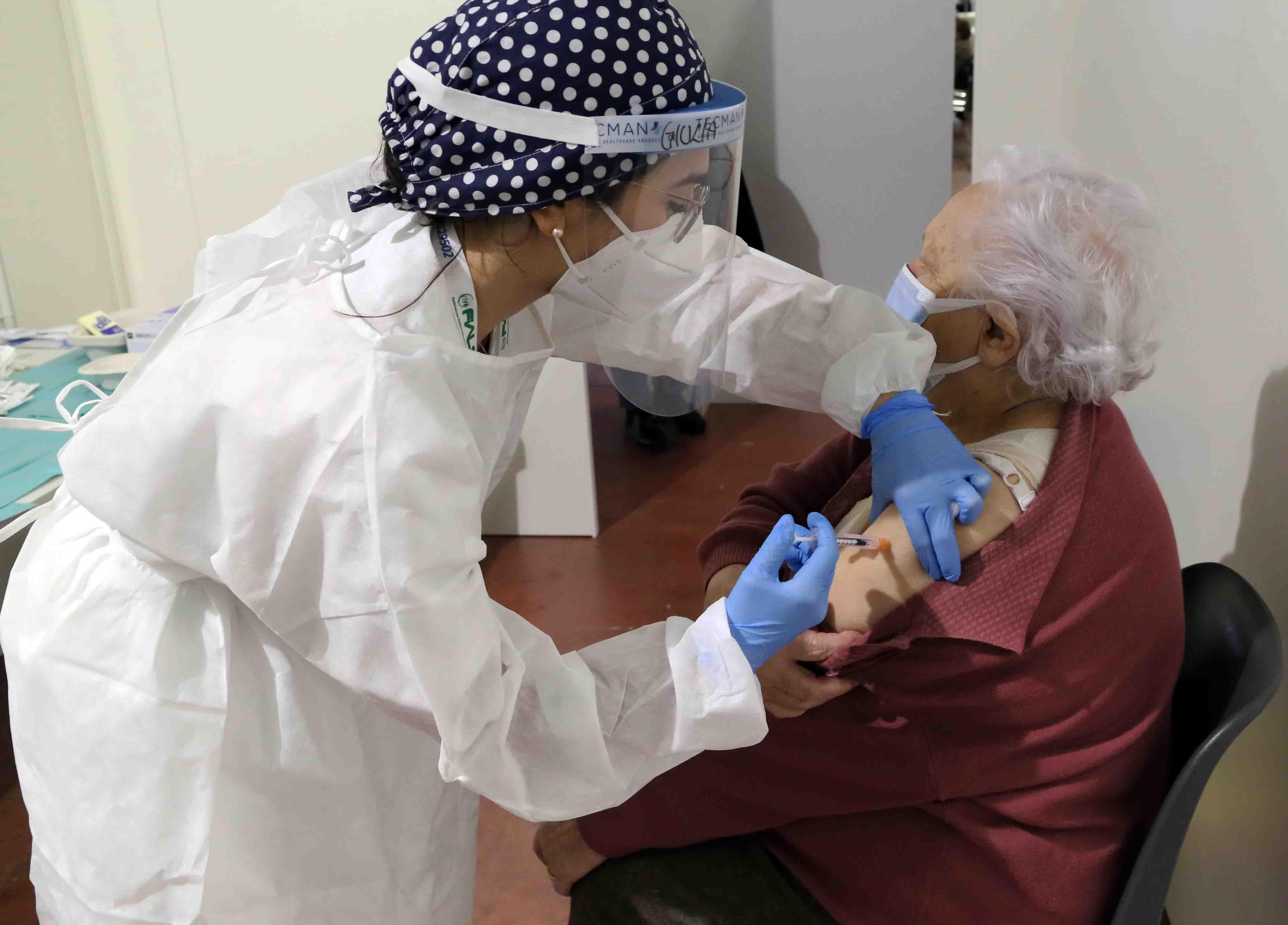 Medico volontario in Fiera a Ferrara: «Chi “salta” il vaccino dia la disdetta per tempo» 