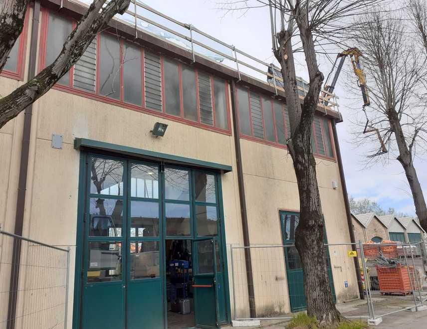 Codigoro, ha un malore mentre è sul tetto: primi soccorsi dai colleghi 