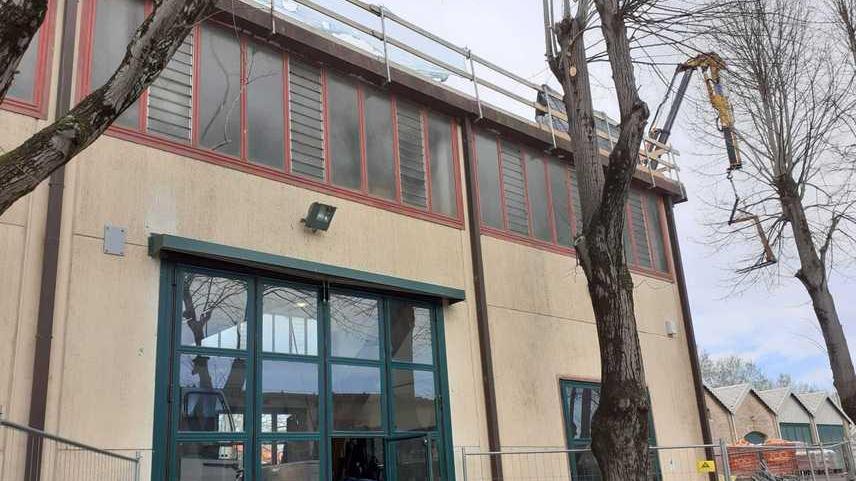 Codigoro, ha un malore mentre è sul tetto: primi soccorsi dai colleghi