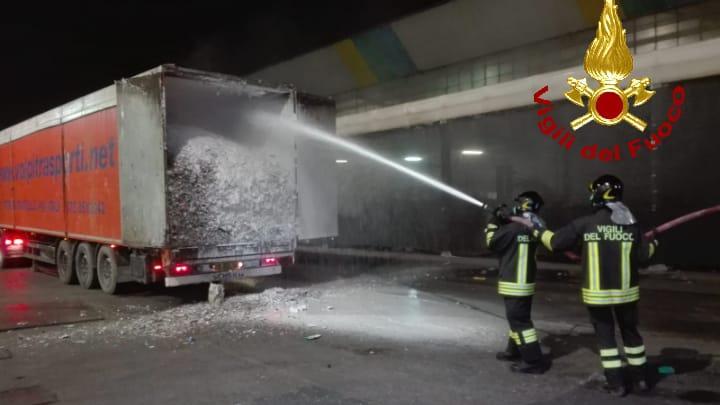 Pontedera, camion in fiamme nella notte