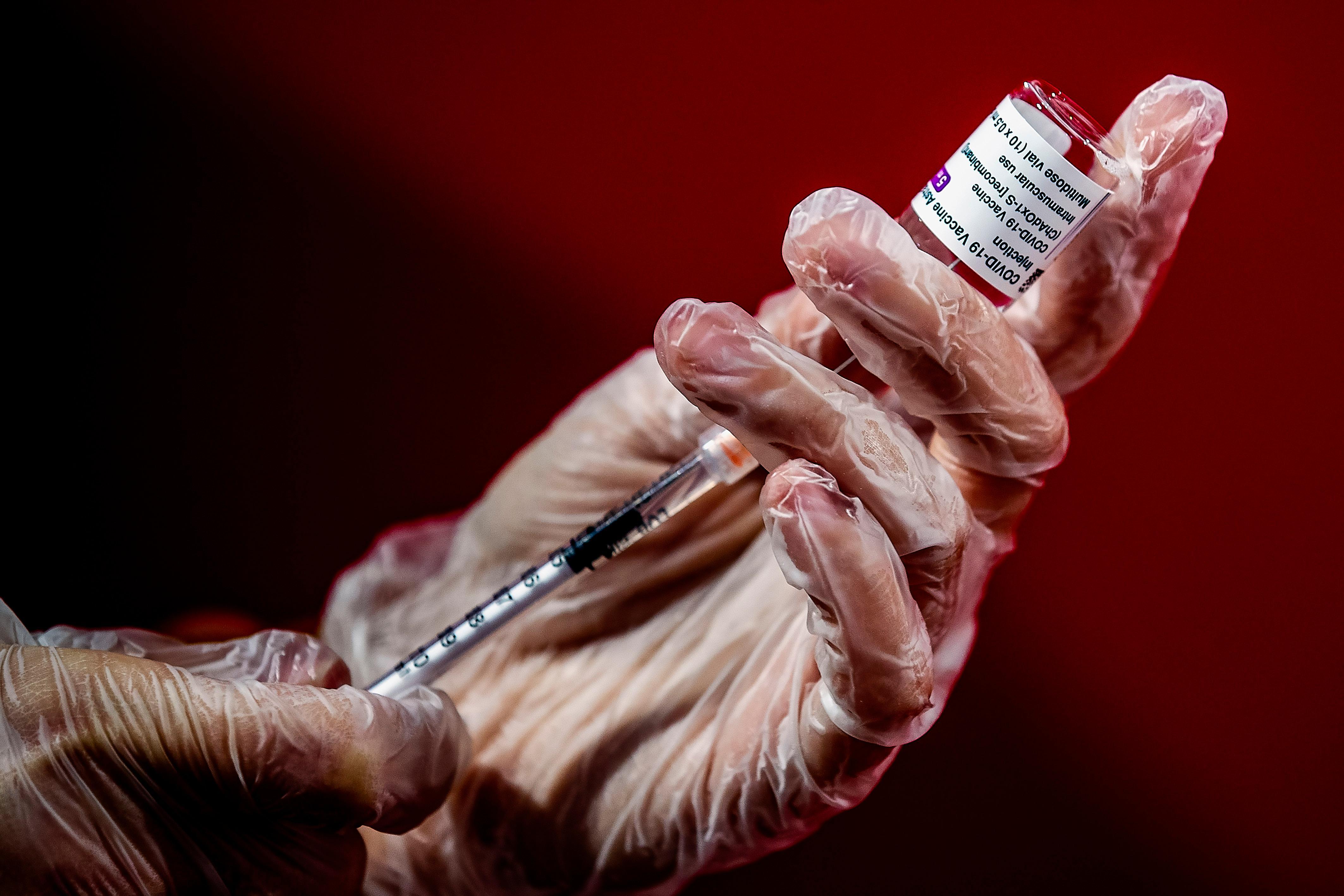 Astrazeneca, in Toscana saltano 35mila vaccinazioni. La Regione cancella gli appuntamenti con un sms