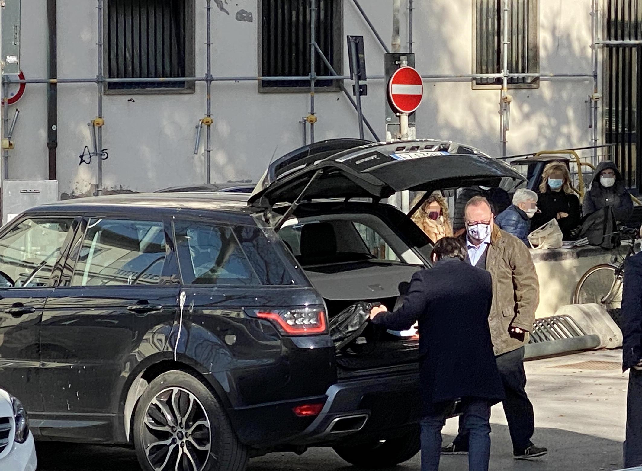 Il sindaco di San Vincenzo, Alessandro Bandini, poco dopo il suo arresto