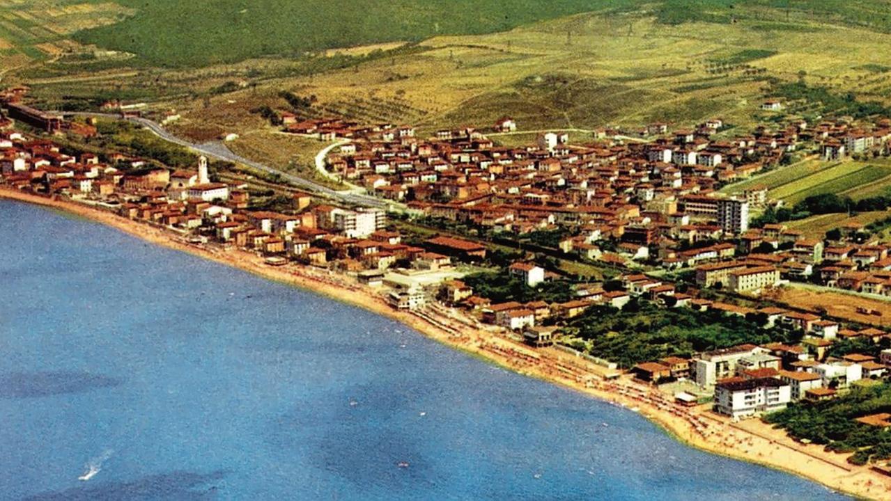 Una veduta aerea dell’abitato di San Vincenzo nel 1968