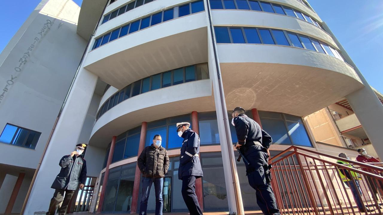 Il palazzo di via Rospicciano a Ponsacco presidiato dalle forze dell’ordine