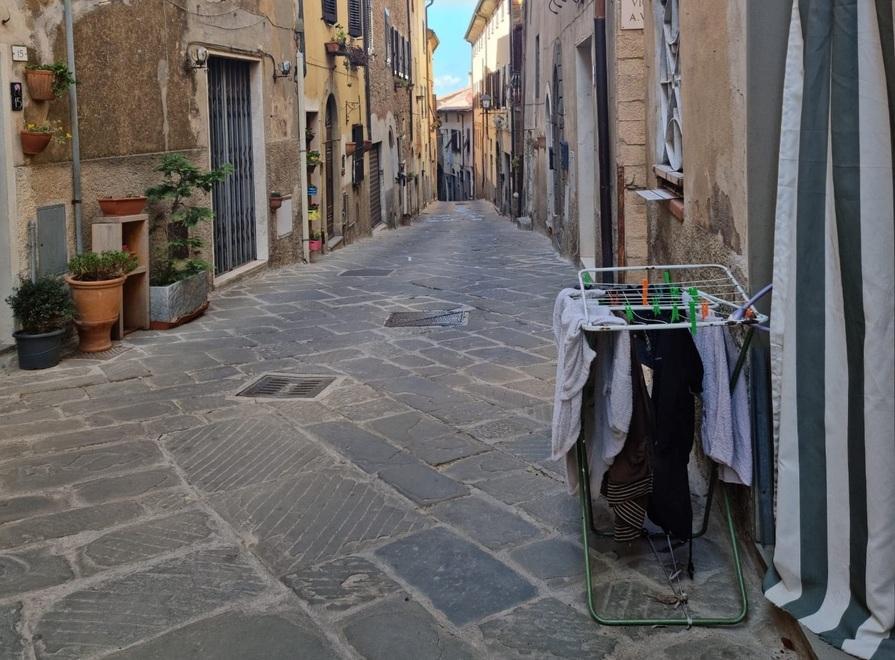 Scarlino blindata, contagi in salita e nessun guarito: «Restate in casa» 