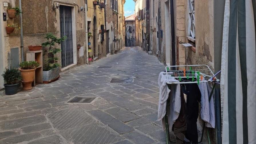 Scarlino blindata, contagi in salita e nessun guarito: «Restate in casa»
