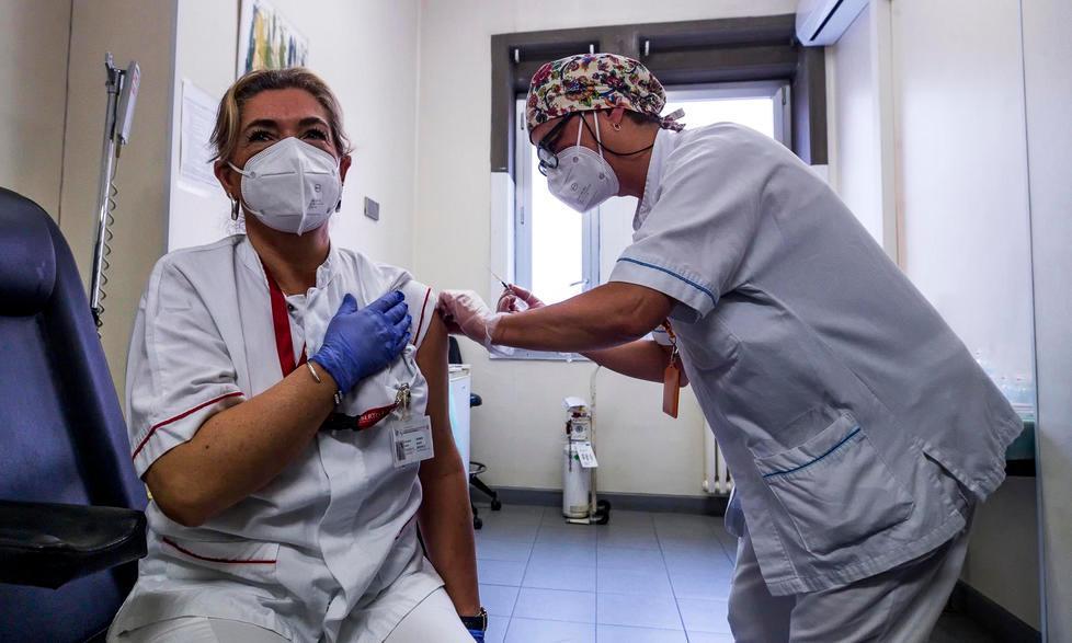 La vaccinazione di un’operatrice sanitaria