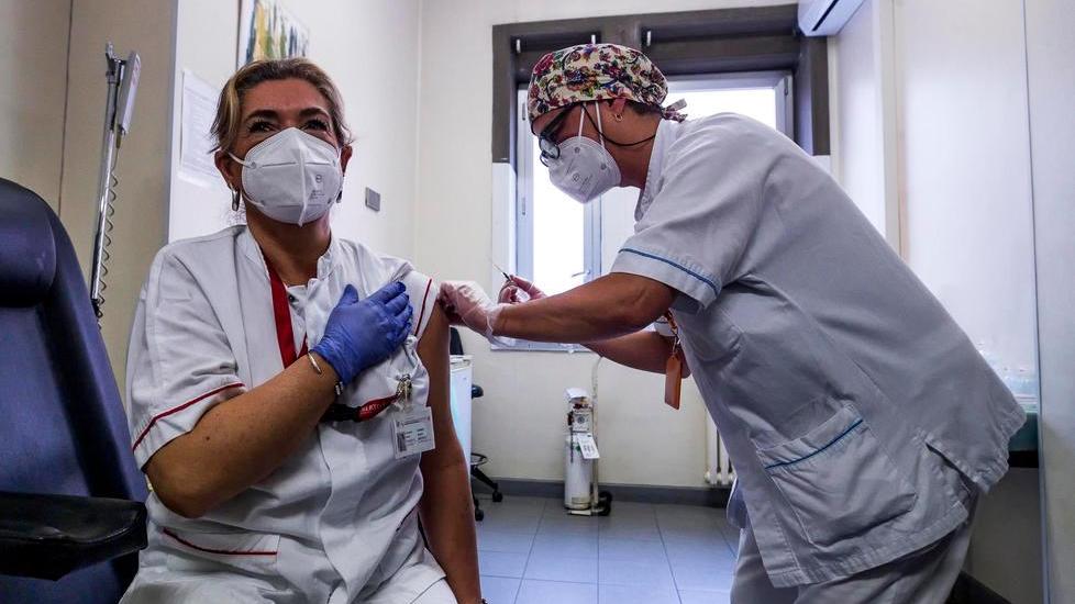 La vaccinazione di un’operatrice sanitaria