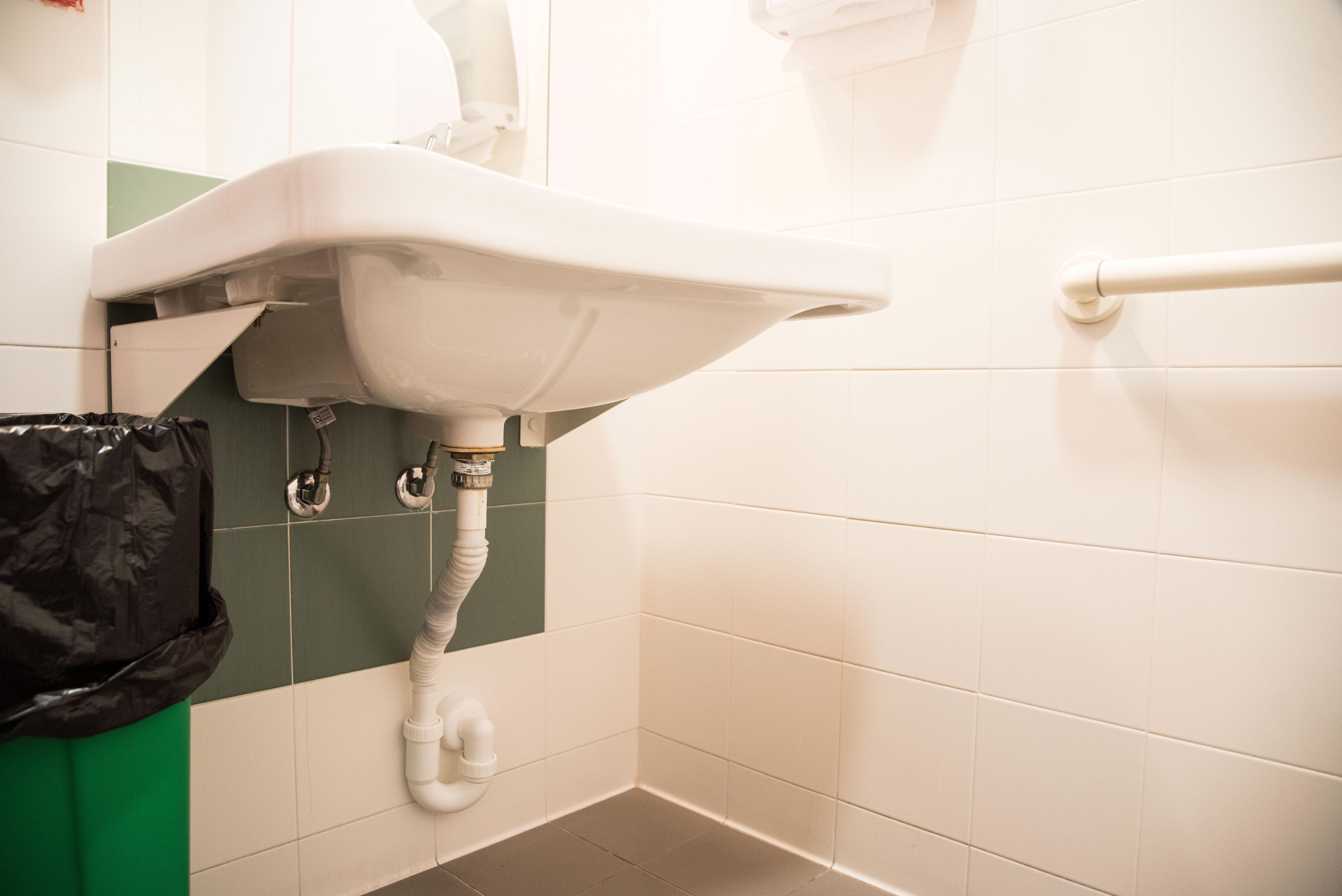 Bagni dell'ospedale allagati, infermiera patteggia dieci mesi 