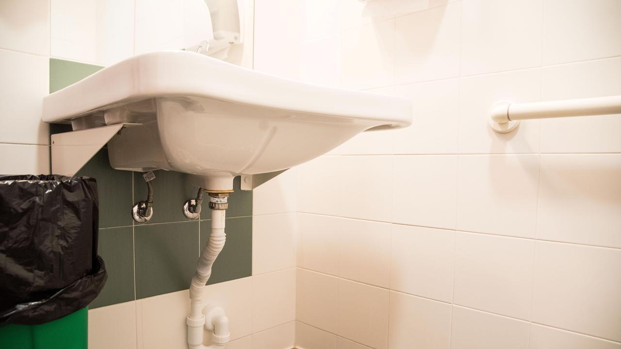 Bagni dell'ospedale allagati, infermiera patteggia dieci mesi