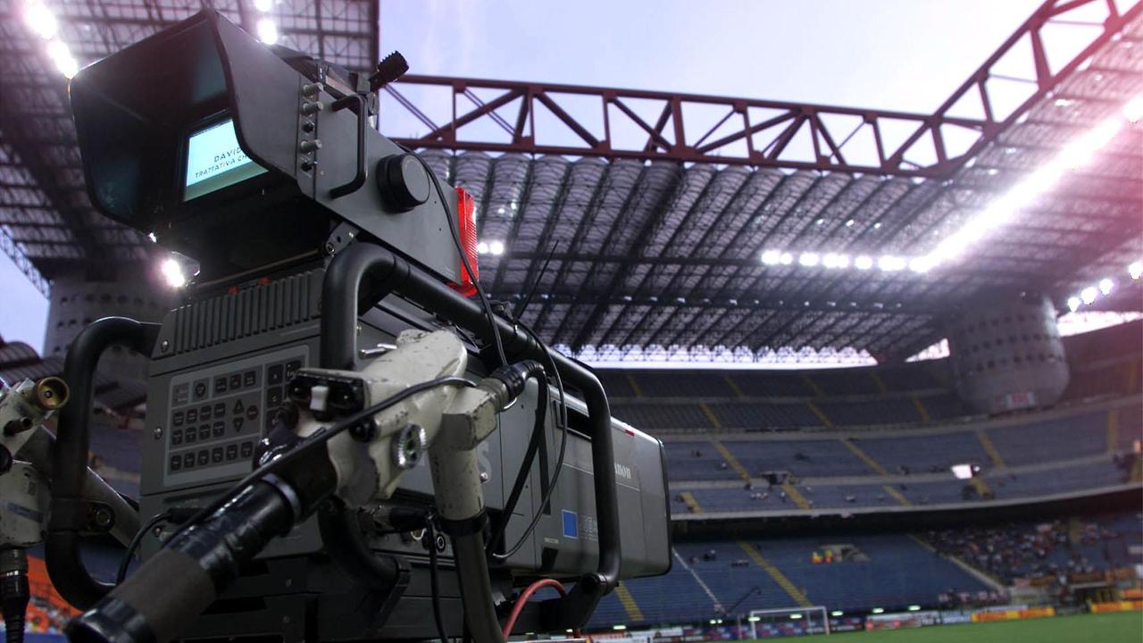 Ci vedremo più chiaro. L’idea: al lunedì sera una partita “per tutti”. Gestita da Mediaset?