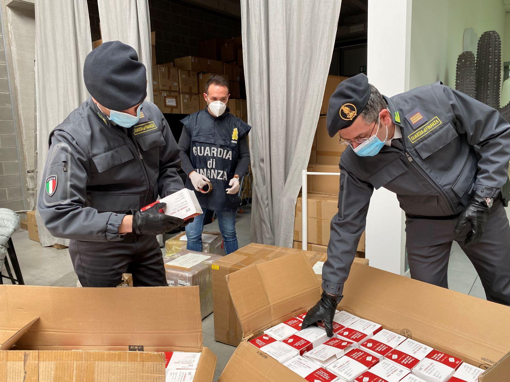 La Finanza a Ferrara scopre 23.000 mascherine chirurgiche illegali: denunciato l'importatore 