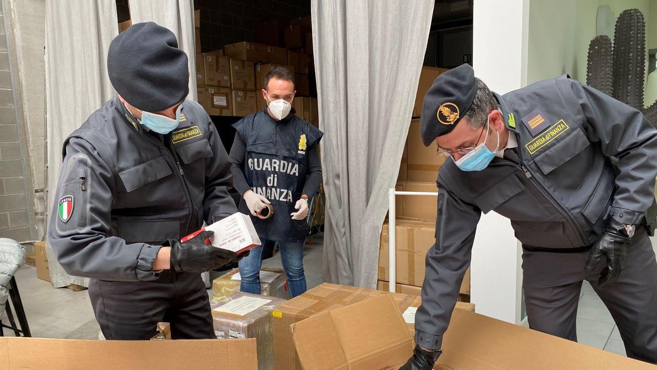 La Finanza a Ferrara scopre 23.000 mascherine chirurgiche illegali: denunciato l'importatore