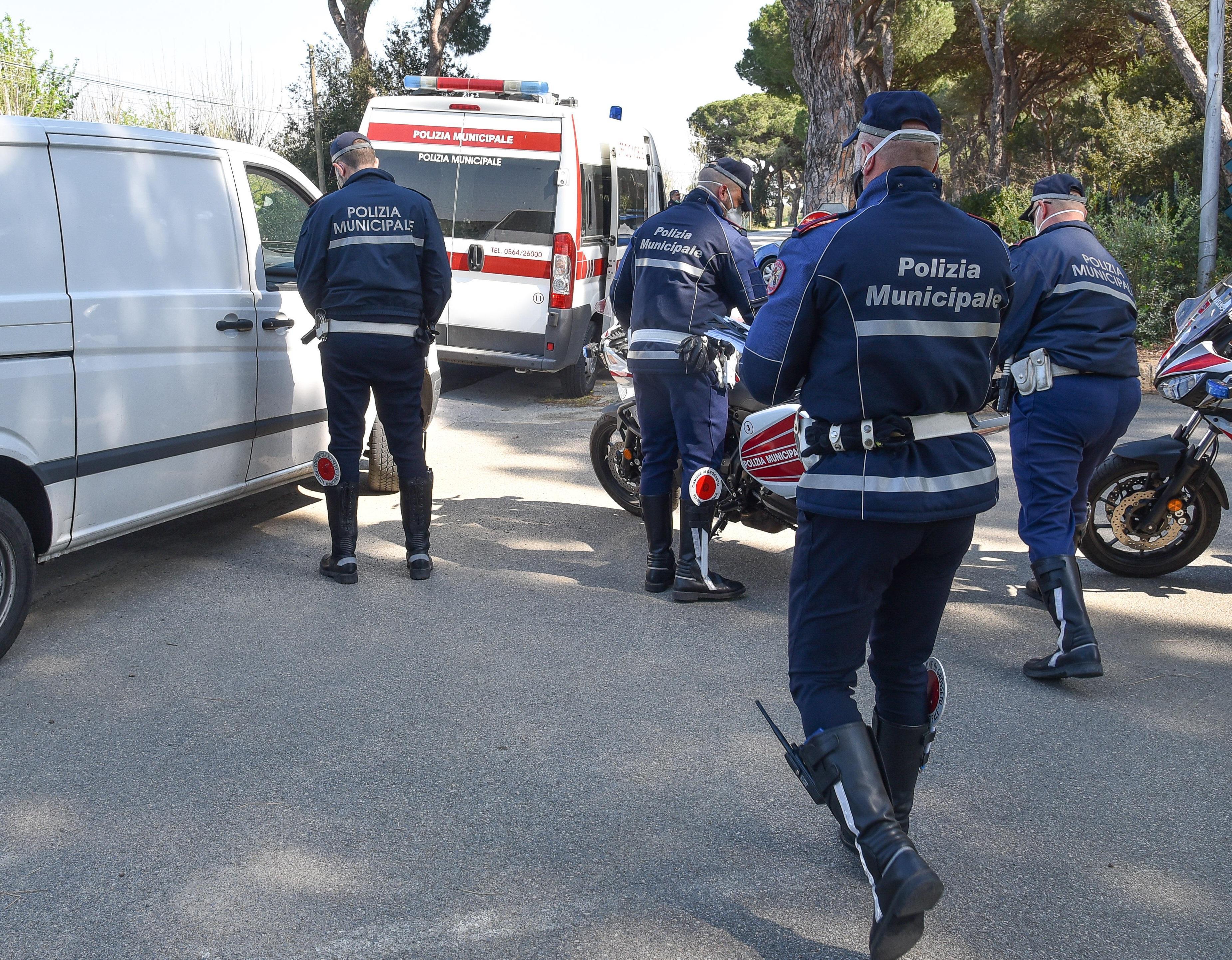 Agenti della polizia municipale durante controlli (Foto d'archivio)