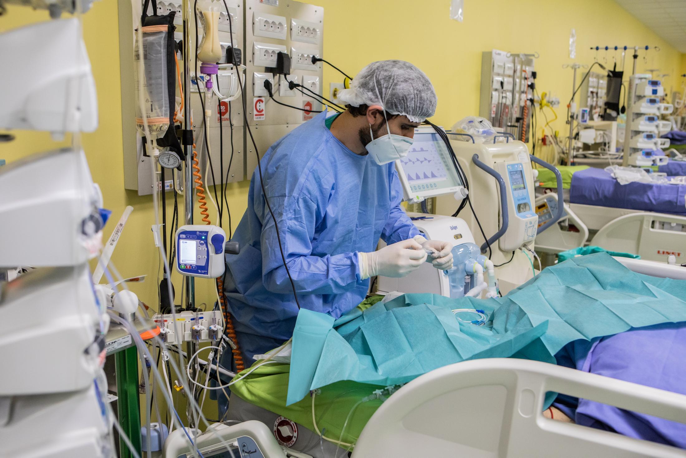 Due decessi con covid, tamponi positivi oltre il 40% nel Ferrarese