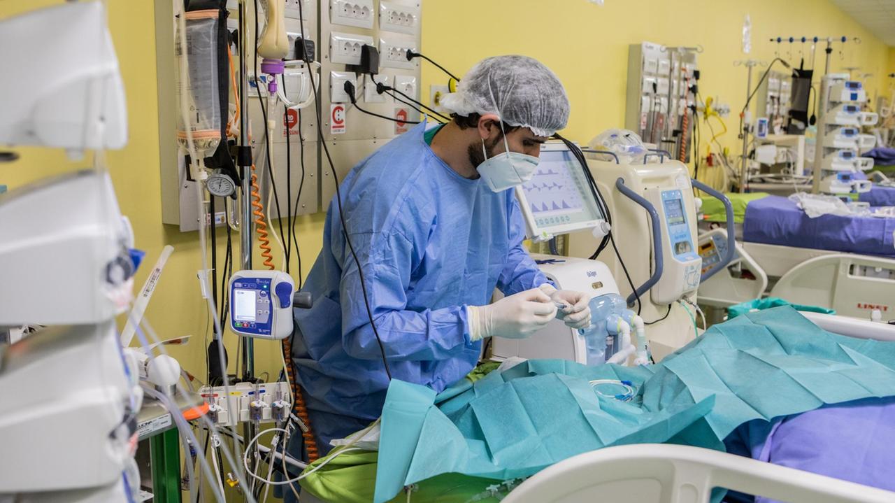 Due decessi con covid, tamponi positivi oltre il 40% nel Ferrarese