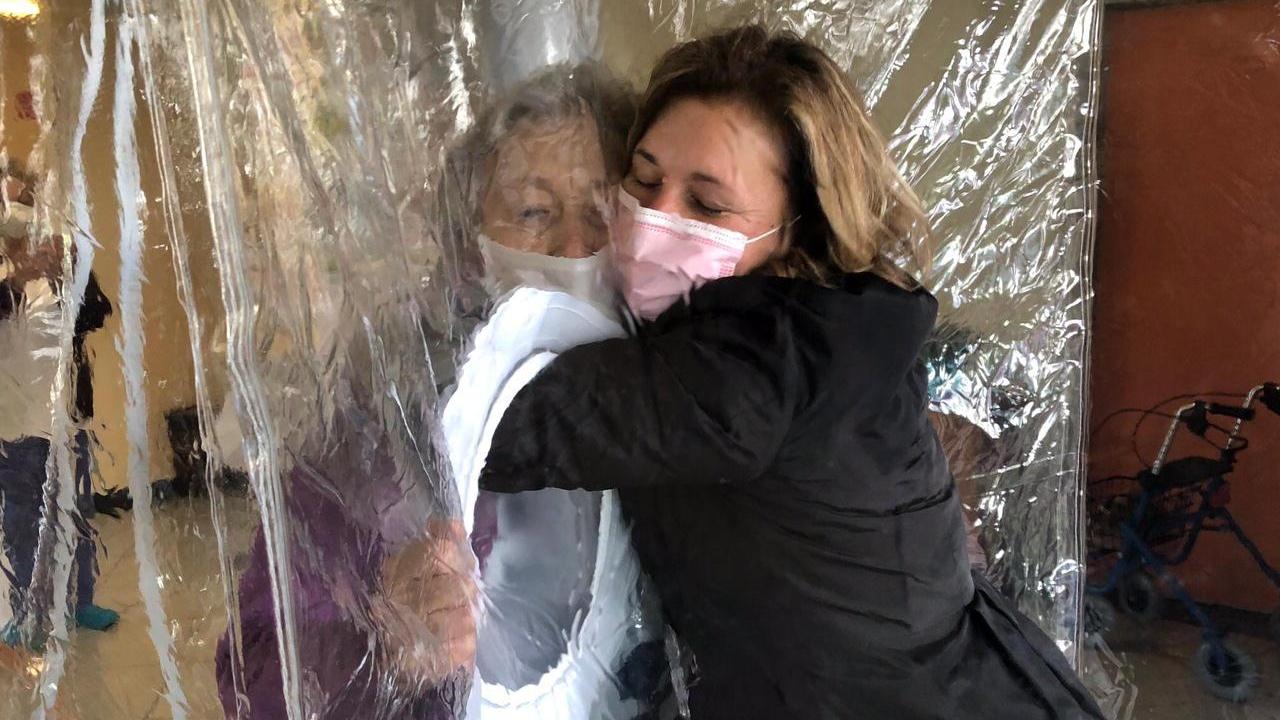 L’abbraccio a prova di contagio fra Silvia e la zia Maria, 78 anni, ospite della rsa Casa di Marta