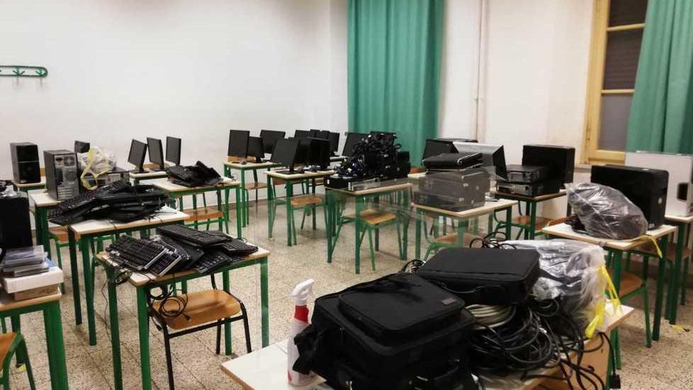 I computer donati dall’imprenditore Marco Matteini all’Itis di Pomarance