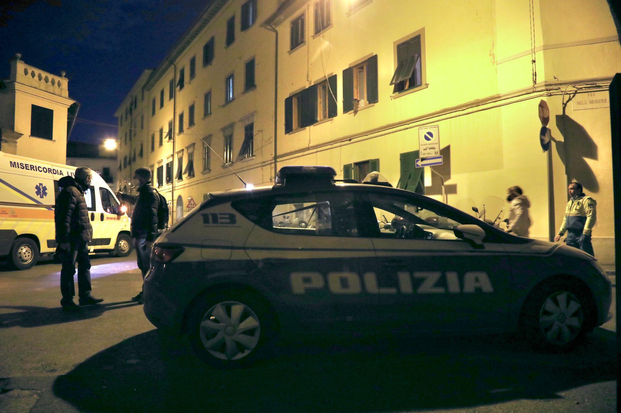 La Misericordia di Livorno e la polizia di Stato sul posto (foto Dario Marzi)