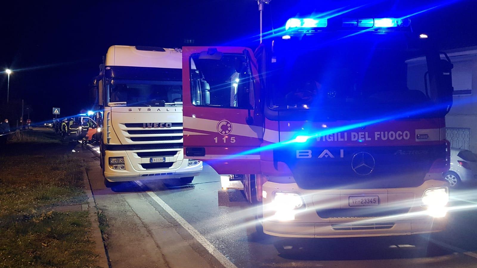 Novi, scende dalla corriera e viene investito da un tir
