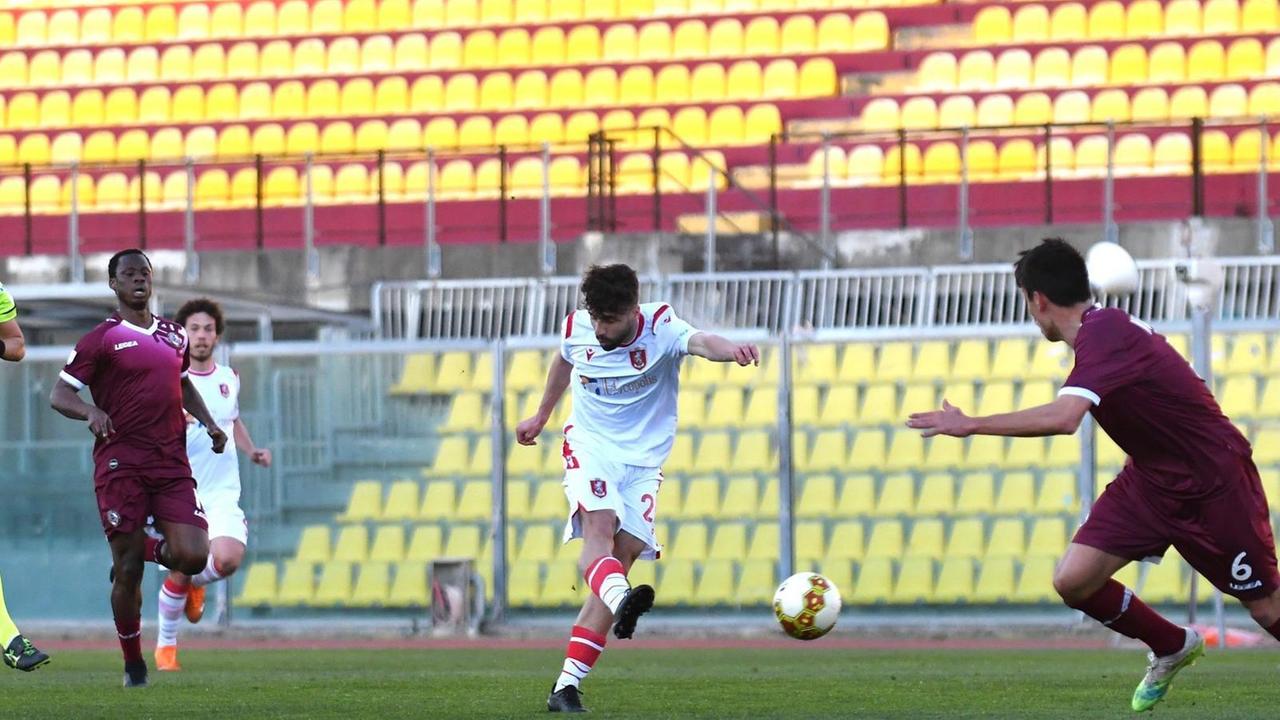 Giuseppe Sicurella scaglia il tiro per il gol dell'1-0 (foto Us Grosseto-Noemy Lettieri)