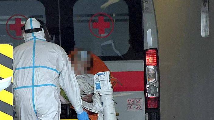 Virus, nessun lutto, contagi in calo