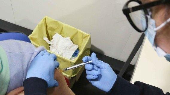 Reggio Emilia, l’Ausl: «Chi non vorrà AstraZeneca dovrà aspettare»