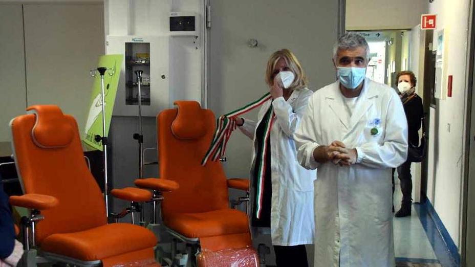 Carrara, quattro poltrone per Oncologia. Un dono che “fa bene” alla città