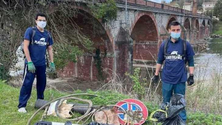 Quindici sacchi pieni di spazzatura rimossi in due ore dal parco fluviale