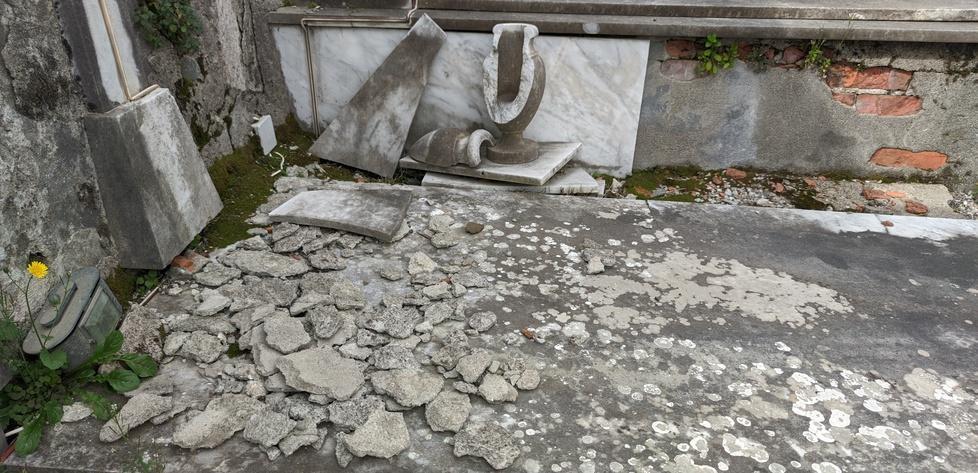 Matraia, un cimitero con mille problemi Crepe e cedimenti 