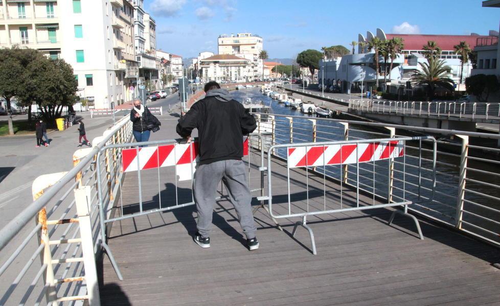 Guasto alla passerella: ora la chiusura è a mano