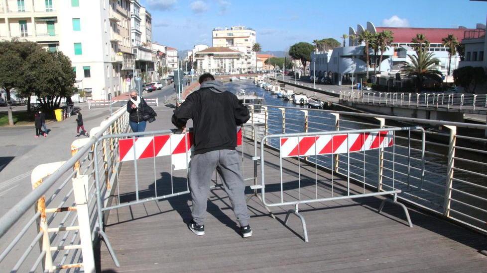 Guasto alla passerella: ora la chiusura è a mano
