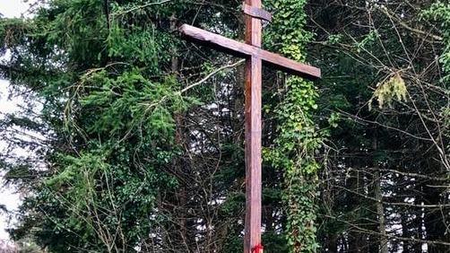 Restaurata e ricollocata la croce alla Zancona