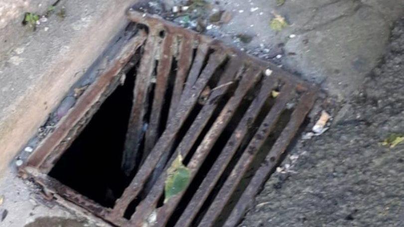 Tombini pericolosi Passante sprofonda e resta incastrato