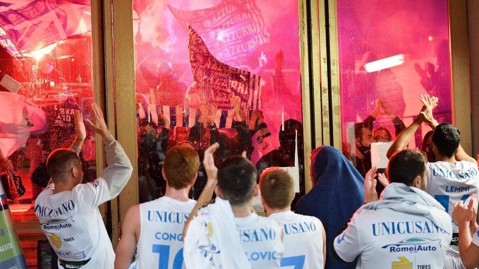 Bandiere, cori, fumogeni e applausi I tifosi PL fanno il tifo dall’esterno