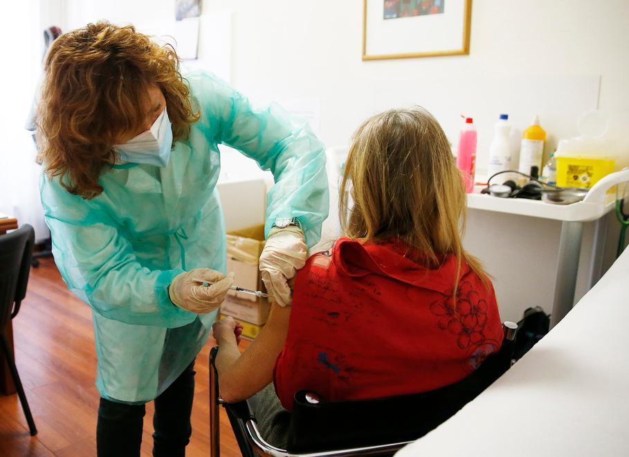 88 anni e invalida al 100%, niente vaccino 