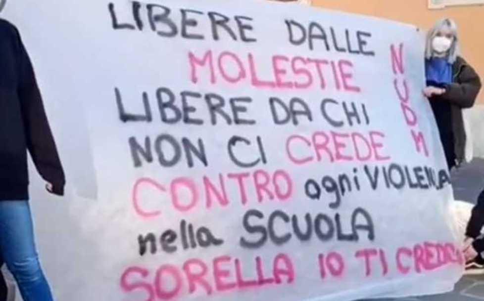 Studentesse contro i prof, un presidio con raccolta firme 