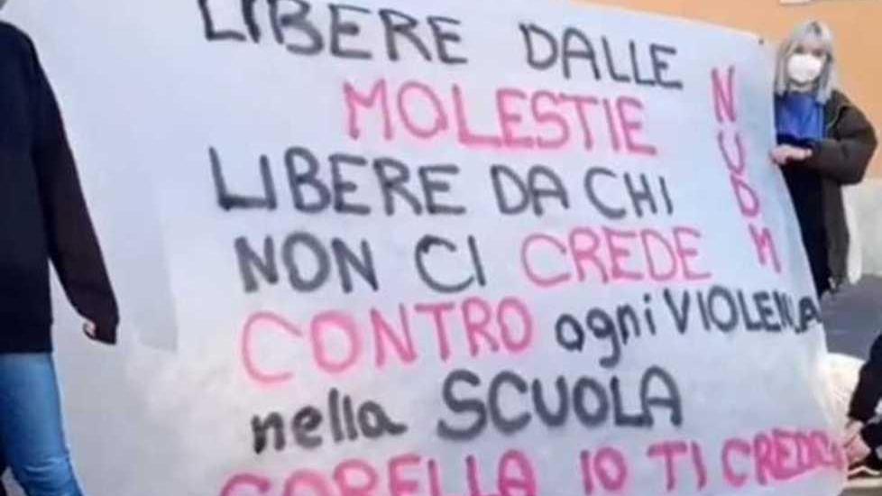 Studentesse contro i prof, un presidio con raccolta firme