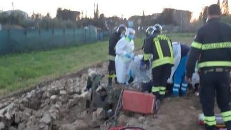 Soccorso agricoltore rimasto sotto il suo mezzo