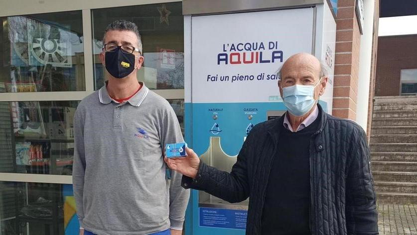 Da Aquila arrivano duemila litri d’acqua in dono alla Caritas
