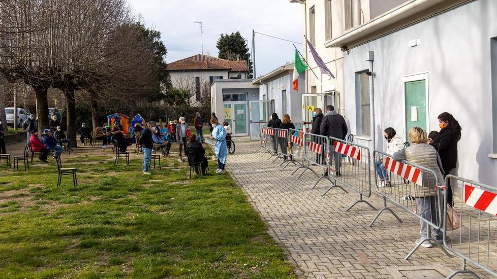 Troppi casi positivi a Longastrino Il sindaco dispone lo screening di massa