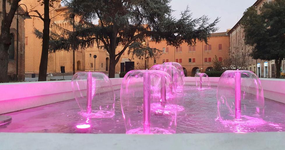 La fontana si colora di lilla
